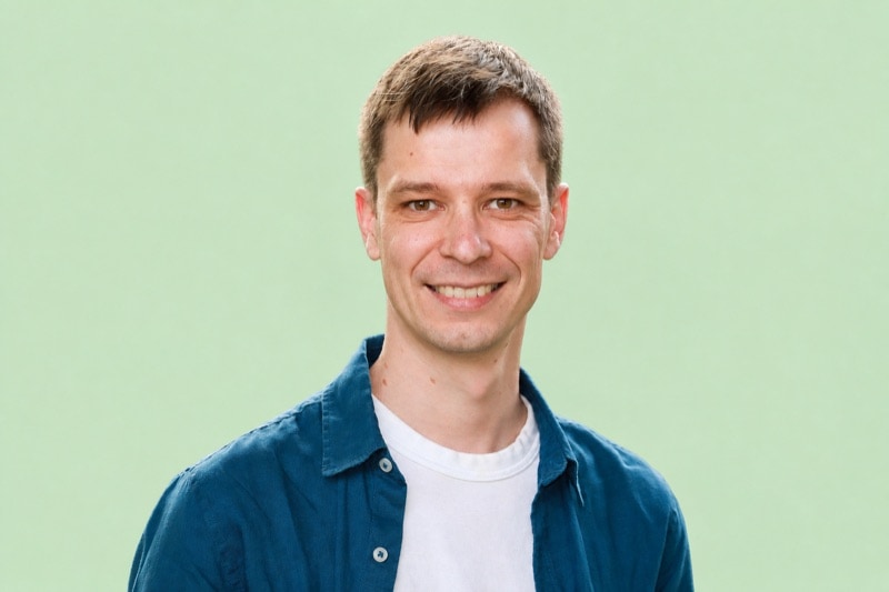 Louis Davin, en portrait sur le même vert sauge que cette page